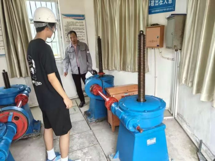 团队参观水库液压设备 宋天浩摄