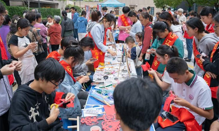 白发染双鬓重阳寄深情