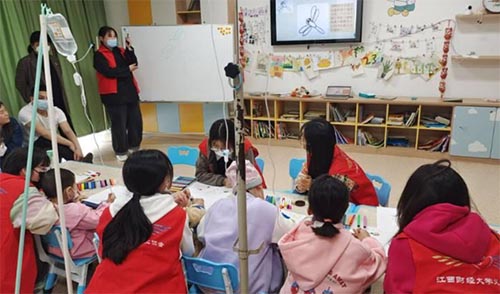 江西财经大学义工协会助童部开展儿童医院病房学校活动