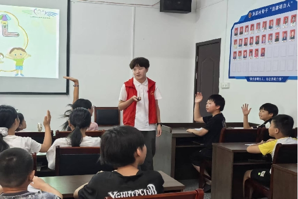 小朋友们积极举手回答问题 陈宇欣摄