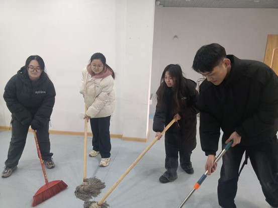 “夕阳伴我行,温暖老人心”实践团打扫卫生