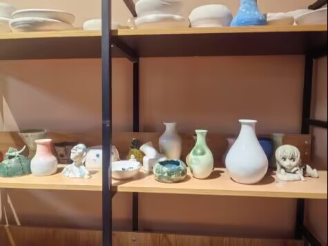 重庆大学非遗千古，文化不息实践团在“缘来如此”非遗体验馆专 注学习陶瓷技艺