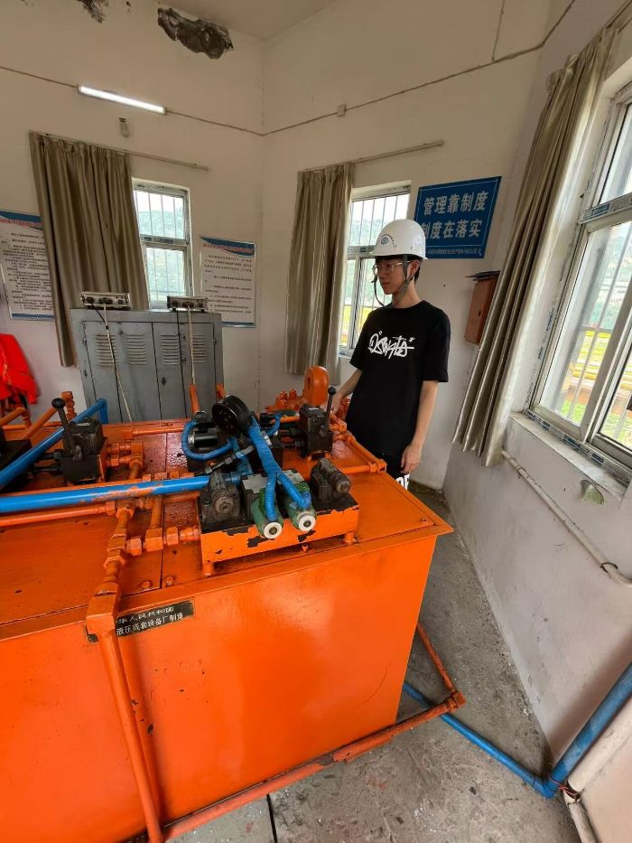 了解闸门螺杆式启闭机系统 宋天浩摄