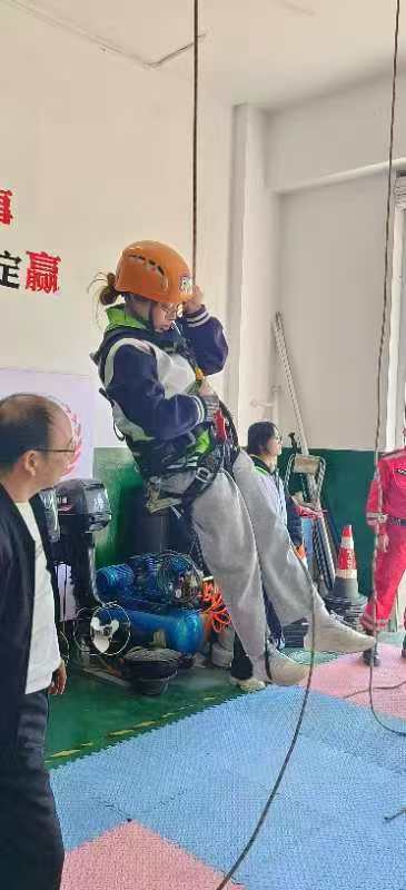 大学生志愿者参与绳结救援教学培训 提升应急救援能力