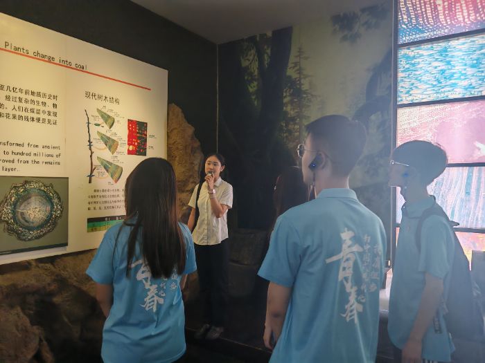 图为实践队员参观煤炭博物馆 邱蕊通讯员摄