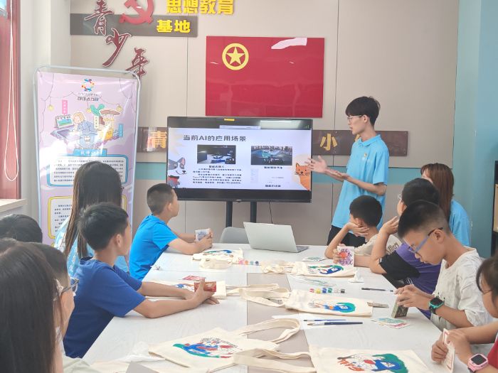 图为实践队员在社区进行科普工作 邱蕊通讯员摄