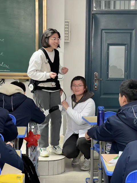 大学生回校宣讲 创业项目健行机器人引关注