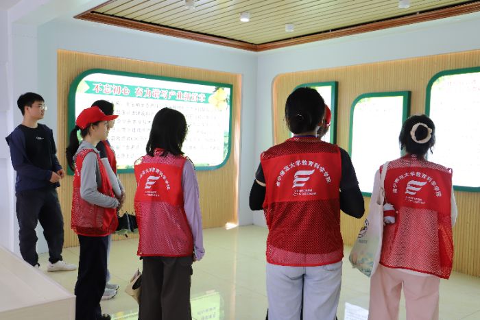 参观示范区的文化馆;黄清摄