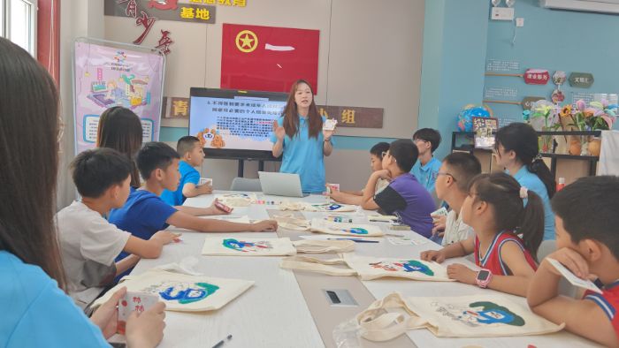 图为实践队员在社区进行科普工作 邱蕊通讯员摄