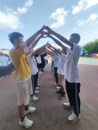 ʯ󡰾硱ԢֺɫСϷϳСѧٳֿչ