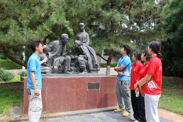 (实践队成员在学习雕塑背后的故事,田浩辰摄)