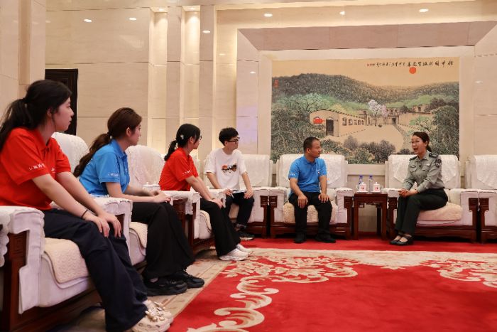 (西柏坡纪念馆讲解员闫文彦老师为实践队成员讲述红色故事,田浩辰摄)