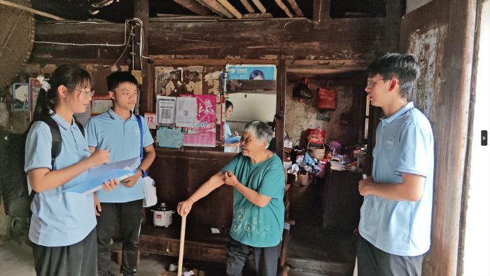 图为团队成员拜访乌溪村村民 供图 尚文晖