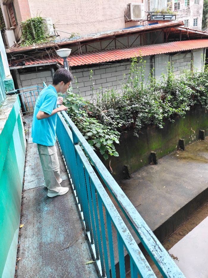 团队成员实地勘察河涌情况 宋天浩摄