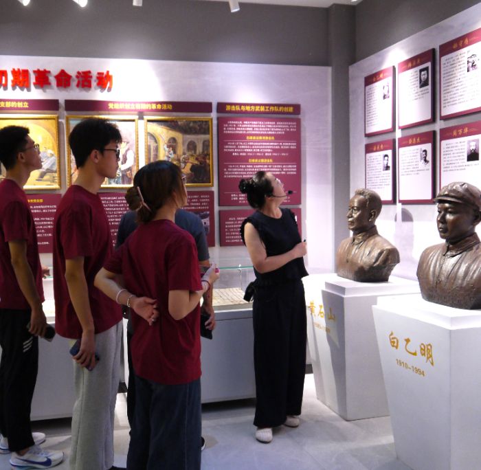 ഺ㼣ߵʯ¥֮·  ̫ԭѧ棬нʯ¥ʵӽɫ