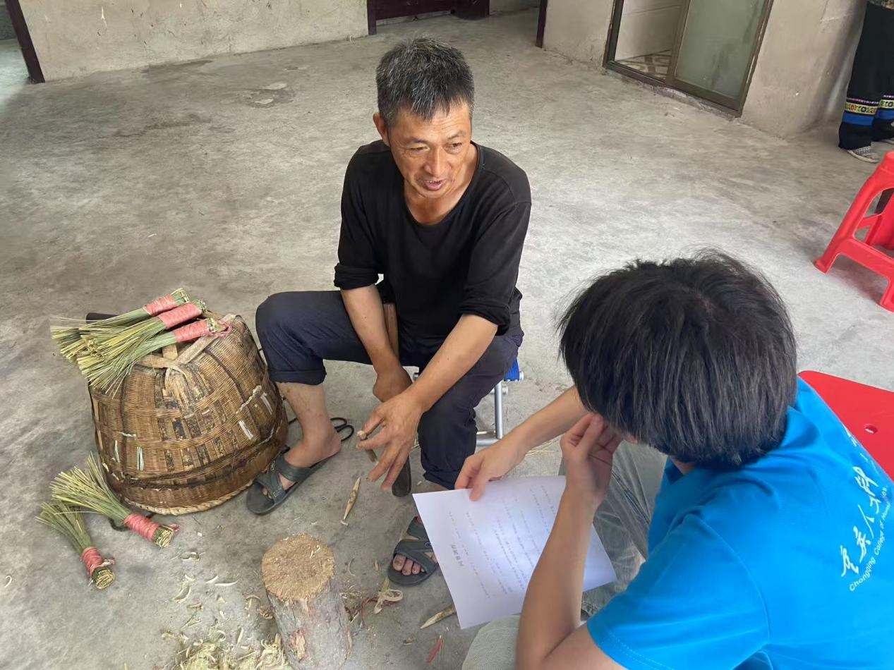 团员与寨民交流