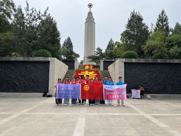 (西北大学“红韵绿意”西柏坡实践队与河北美术学院暑期实践队在赶考广场的合影,田浩辰摄)