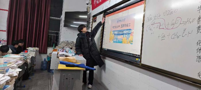 ��ů�������У��ط�ĸУ������ ���� ����������ѧʵ�����߽��鴨��ѧ��չ��������