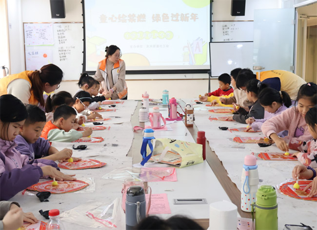 ɽ�����硰��ȤƯ����ͯ������־Ը����Ӹ����ؽֵ��繤վ��չ��С������Ӫ�����ʵ��