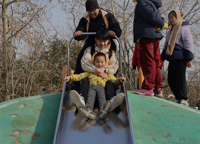 ���ܳɳ���ů����顪��ɽ�����硰С������Ȥ���ö���ӪԲ����Ļ