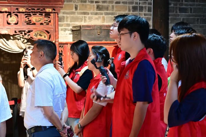 ������ҵ�Ƽ���ѧ�Ϳվ���ѧԺǰ��AI�ǻۿ��շ����Ÿ�կ����չ��ɫ�Ļ���ѧʵ��