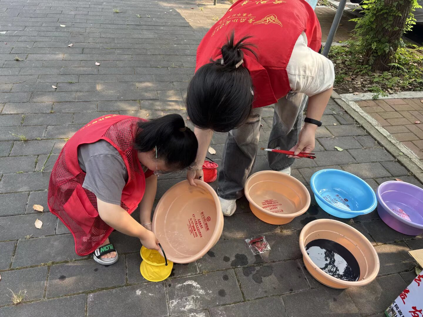 图二为志愿者帮助现场活动的小朋友