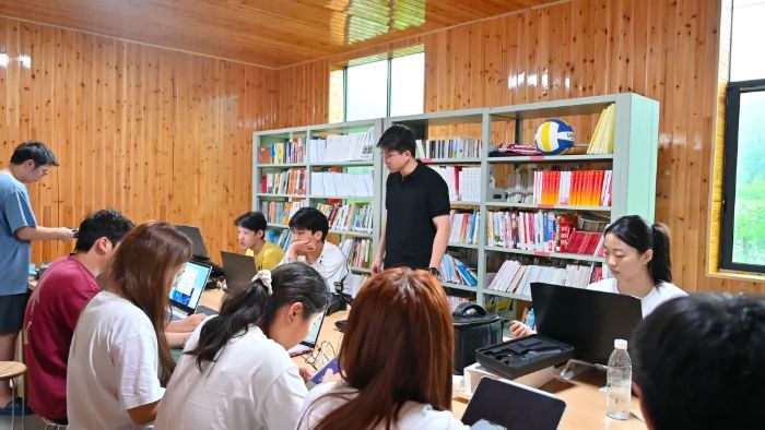 ������ҵ�Ƽ���ѧ�Ϳվ���ѧԺǰ��AI�ǻۿ��շ����Ÿϸ������ش󶳴忪չ����ʵ��