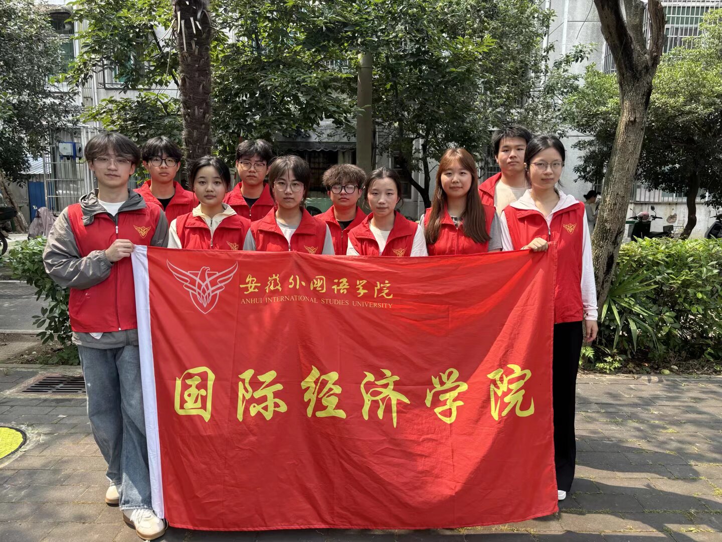 图四为志愿者全体合影