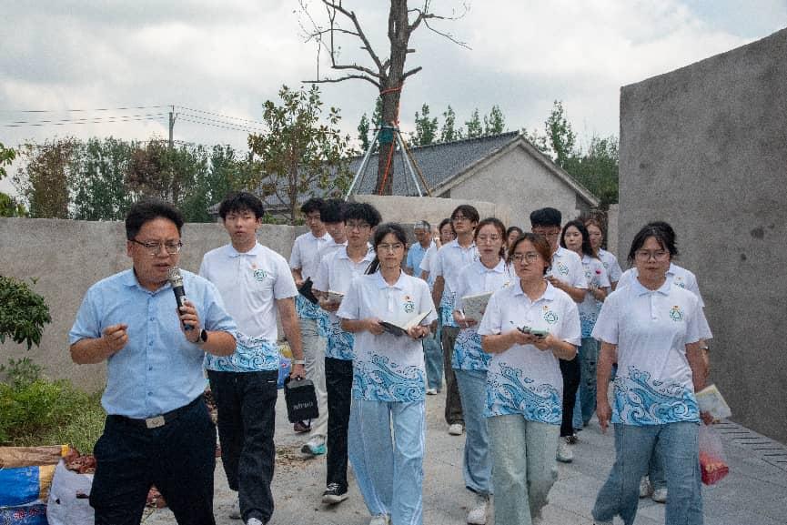 实践团成员沿步道前行,一览遗址全貌