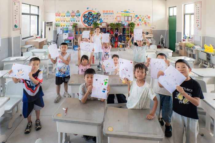 学生展示绘画作品 李新瑞摄