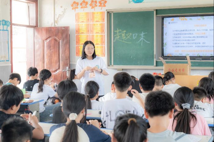 实践队队员田湘悦讲解黏土盘制作技巧 李新瑞摄