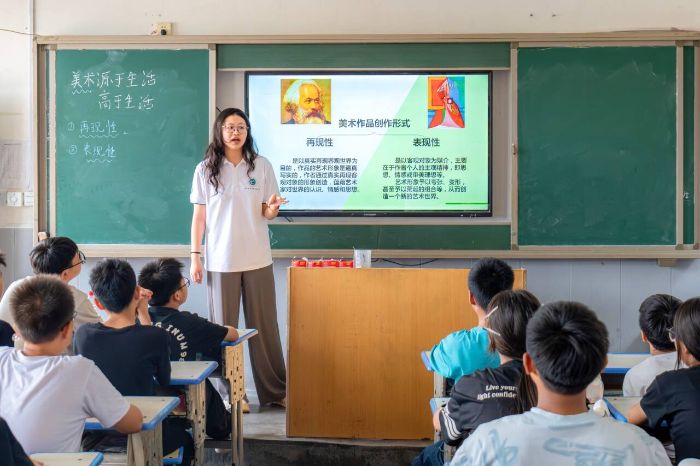 实践队队员陈生婕授课 李新瑞摄