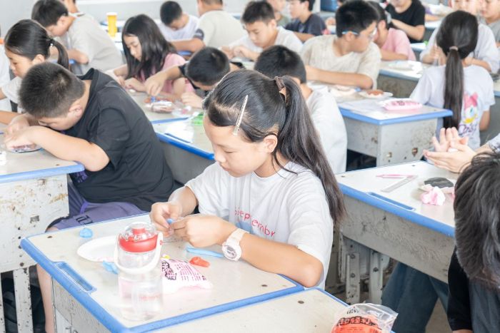 学生制作黏土盘 李新瑞摄